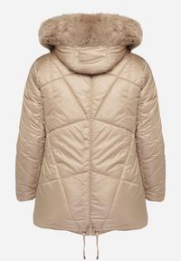 Born2be - Ciemnobeżowa Kurtka Lekko Pikowana z Odpinanym Kapturem i Futerkiem Fioritta. Kolekcja: plus size. Kolor: beżowy. Materiał: futro. Sezon: zima