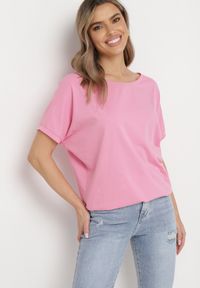 Born2be - Jasnoróżowy T-shirt Oversize z Okrągłym Dekoltem Forsitia. Kolor: różowy. Materiał: tkanina. Sezon: lato #1