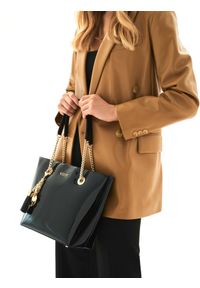 Kazar - Czarna torebka damska. Kolor: czarny. Dodatki: z breloczkiem. Materiał: lakierowane, skórzane. Styl: elegancki, wizytowy #6