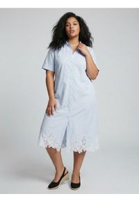 Sinsay - Koszulowa sukienka z haftowanym dołem Plus Size - błękitny. Kolekcja: plus size. Kolor: niebieski. Wzór: haft. Typ sukienki: dla puszystych, koszulowe #1
