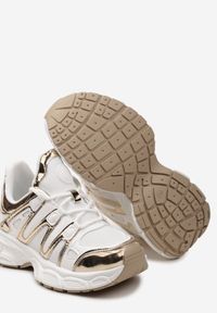 Renee - Złote Sneakersy Ozdobione Tłoczeniem i Wstawkami Keladavia. Kolor: złoty. Materiał: jeans. Wzór: aplikacja #6