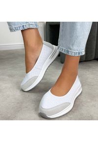 Białe gr ażurowane skórzane baleriny damskie T.Sokolski w26-608. Okazja: na co dzień. Nosek buta: okrągły. Kolor: biały. Materiał: skóra. Szerokość cholewki: normalna. Wzór: ażurowy, aplikacja. Sezon: wiosna, lato, jesień. Styl: casual, klasyczny, sportowy #1