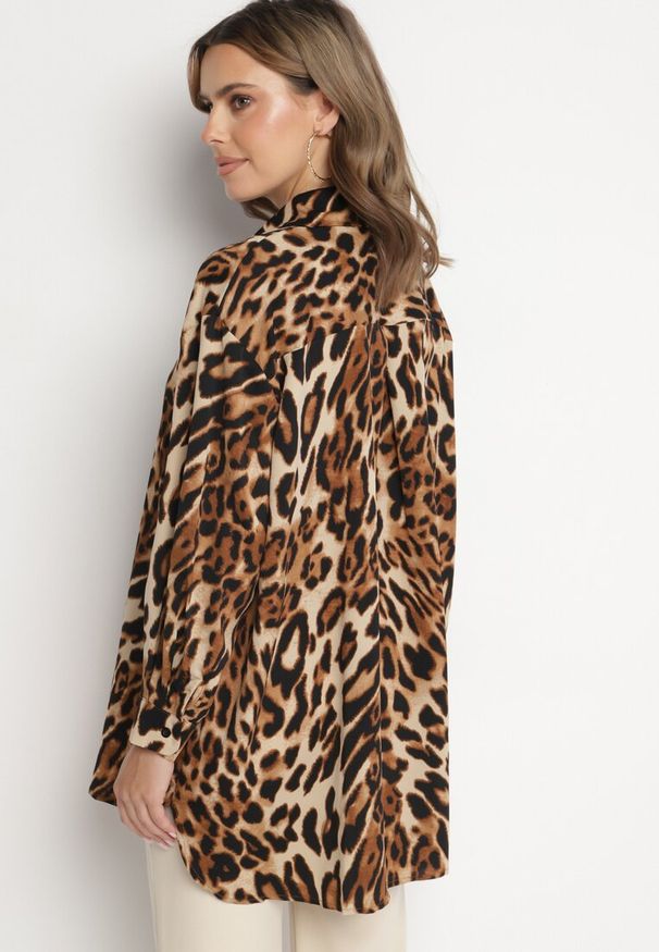 Born2be - Brązowo-Czarna Koszula o Kroju Oversize w Panterkę Sihanis. Okazja: na co dzień. Typ kołnierza: kołnierzyk klasyczny. Kolor: brązowy. Materiał: jeans. Długość rękawa: długi rękaw. Długość: długie. Wzór: motyw zwierzęcy. Styl: klasyczny, casual, elegancki