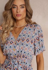 Renee - Niebieska Sukienka Mini z Gumką w Pasie i Falbanką z Wiskozy Ellison. Kolor: niebieski. Materiał: wiskoza. Długość rękawa: krótki rękaw. Długość: mini #4