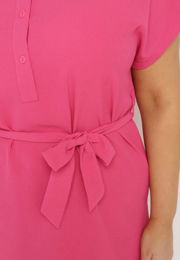 Born2be - Fuksjowa Koszulowa Sukienka z Krótkim Rękawem i Wiązaniem w Pasie Mistie. Kolekcja: plus size. Kolor: różowy. Materiał: materiał. Długość rękawa: krótki rękaw. Wzór: gładki. Sezon: lato, wiosna. Typ sukienki: koszulowe. Długość: midi