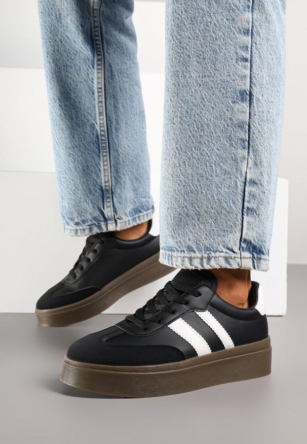 Born2be - Czarne Sneakersy w Stylu Tenisówek z Paskami Nilomira. Okazja: na co dzień. Zapięcie: pasek. Kolor: czarny. Materiał: jeans