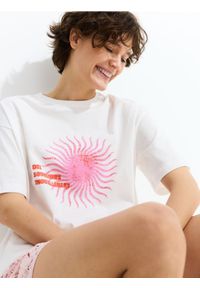 Reserved - T-shirt z nadrukiem - złamana biel. Materiał: bawełna. Wzór: nadruk