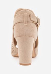 Born2be - Beżowe Ażurowe Sandały Vices na Obcasie Ozdobione Wycięciem i Klamrą Felindrel. Okazja: na co dzień. Zapięcie: klamry. Kolor: beżowy. Materiał: skóra. Wzór: aplikacja, ażurowy. Obcas: na obcasie. Styl: casual. Wysokość obcasa: średni #5