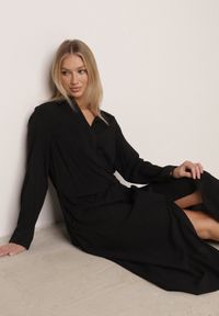Born2be - Czarna Wiskozowa Sukienka Koszulowa z Marszczeniem i Guzikiem w Talii Lennatha. Okazja: na co dzień. Kolor: czarny. Materiał: wiskoza. Typ sukienki: koszulowe. Styl: casual, elegancki, klasyczny #1