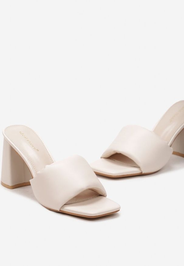 Renee - Beżowe Klapki na Geometrycznym Słupku z Szerokim Paskiem Willara. Okazja: na co dzień. Kolor: beżowy. Materiał: jeans. Wzór: geometria. Obcas: na słupku. Styl: casual