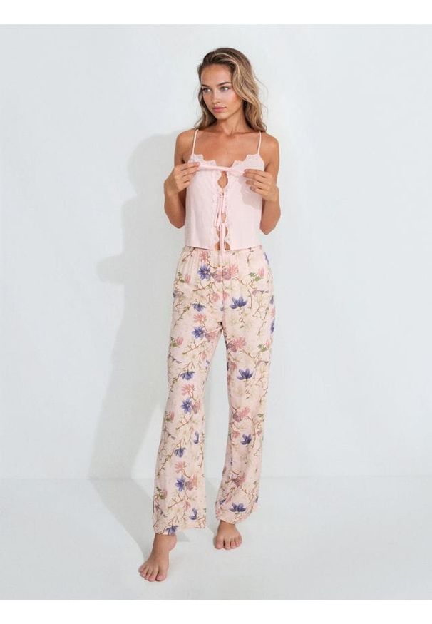 Sinsay - Wiskozowa piżama dwuczęściowa z motywem kwiatowym - różowy. Kolor: różowy. Materiał: wiskoza. Wzór: kwiaty