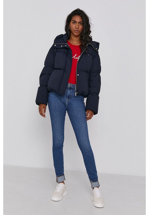 TOMMY HILFIGER - Tommy Hilfiger Kurtka puchowa damska kolor granatowy zimowa. Okazja: na co dzień. Typ kołnierza: kaptur. Kolor: niebieski. Materiał: puch. Wzór: gładki. Sezon: zima. Styl: casual