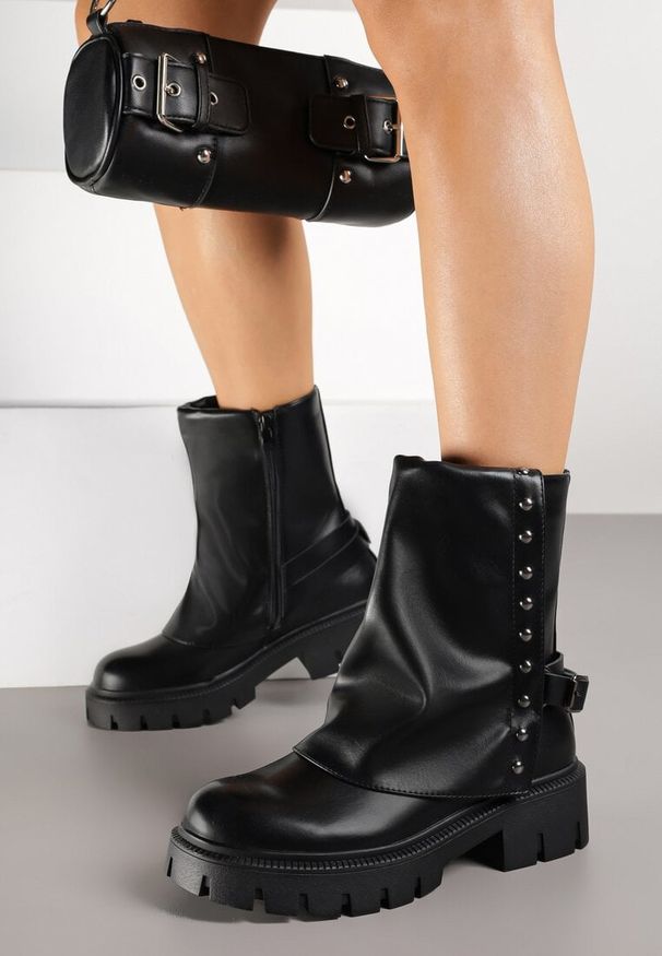 Born2be - Czarne Botki z Wywiniętą Cholewką i Klamrą Danelite. Okazja: na co dzień. Zapięcie: klamry. Kolor: czarny. Materiał: jeans. Szerokość cholewki: normalna. Styl: elegancki, casual