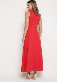 Born2be - Czerwona Rozkloszowana Sukienka z Wiskozą i Dekoltem Typu Halter Dolienna. Typ kołnierza: dekolt halter. Kolor: czerwony. Materiał: wiskoza. Typ sukienki: rozkloszowane. Styl: elegancki