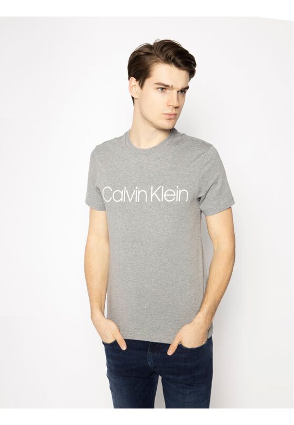 Calvin Klein T-Shirt Logo K10K104063 Szary Regular Fit. Kolor: szary. Materiał: bawełna