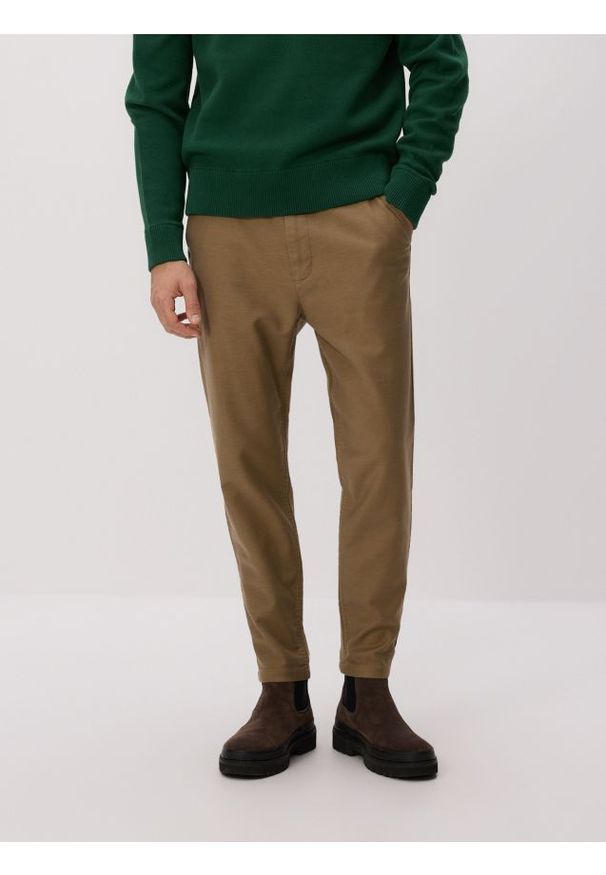 Reserved - Spodnie carrot z wiązaniem - beżowy. Kolor: beżowy. Materiał: tkanina, bawełna