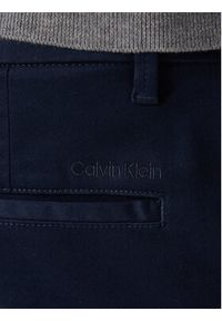 Calvin Klein Chinosy LV040EM633 Granatowy Slim Fit. Kolor: niebieski. Materiał: bawełna #4
