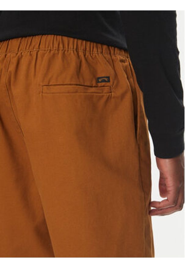 Billabong Szorty materiałowe Larry Twill EBYWS00114 Brązowy Regular Fit. Kolor: brązowy. Materiał: bawełna