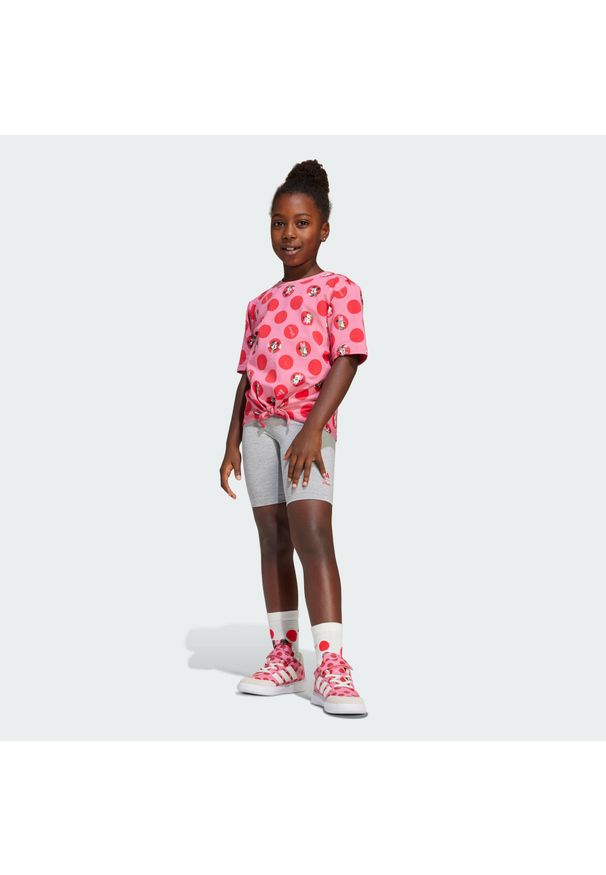 Zestaw Adidas Disney Minnie Mouse T-Shirt. Okazja: na uczelnię. Kolor: różowy. Materiał: dresówka. Wzór: motyw z bajki. Styl: sportowy