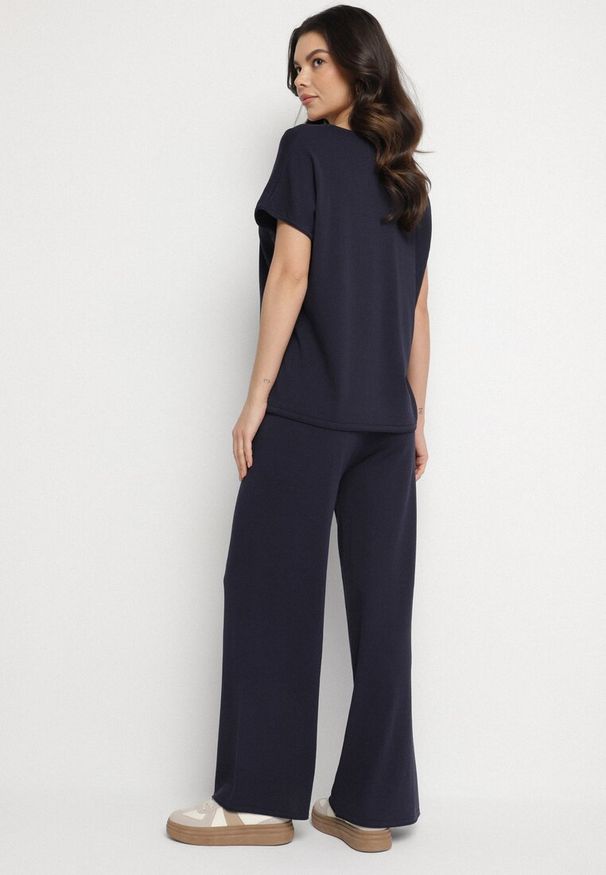 Born2be - Granatowy Wiskozowy Komplet Szerokie Spodnie i T-shirt Inelora. Kolor: niebieski. Materiał: wiskoza