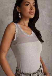 Renee - Ciemnoszary Top z Bawełny Ozdobiony u Góry Koronką Berice. Kolor: szary. Materiał: bawełna, koronka. Wzór: aplikacja, koronka #4