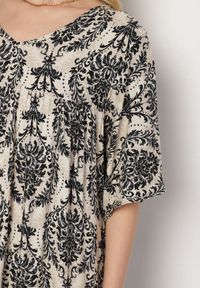 Born2be - Czarna Sukienka z Bawełną w Abstrakcyjny Wzór Filindela. Okazja: na co dzień, na spacer. Kolor: czarny. Materiał: bawełna. Wzór: aplikacja. Styl: klasyczny, casual, elegancki #2