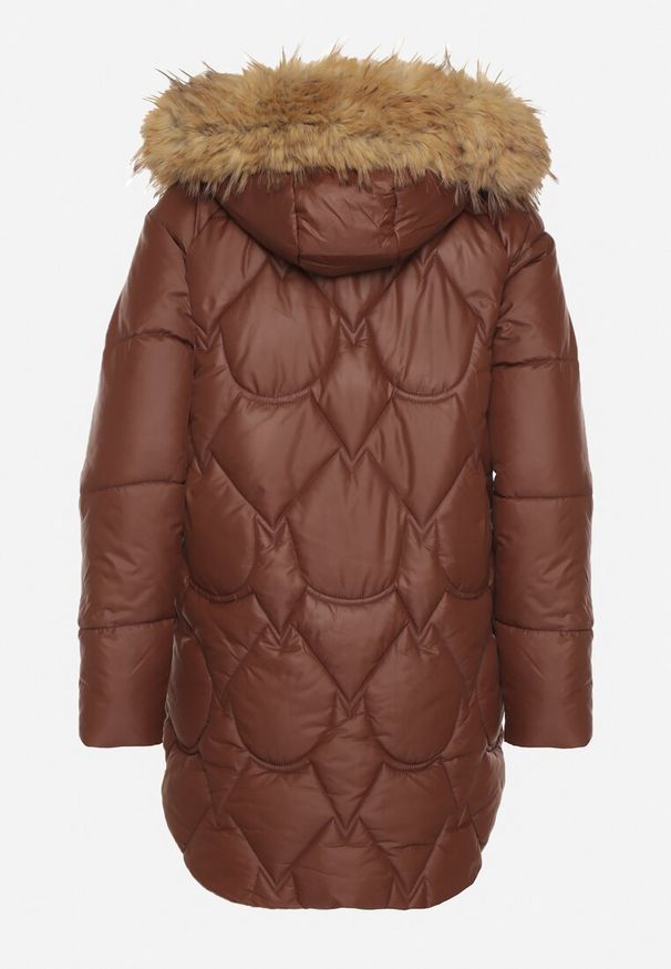 Born2be - Brązowa Pikowana Kurtka z Kapturem z Futerkiem Oliresa. Okazja: na co dzień. Typ kołnierza: kaptur. Kolor: brązowy. Materiał: futro. Styl: casual, sportowy