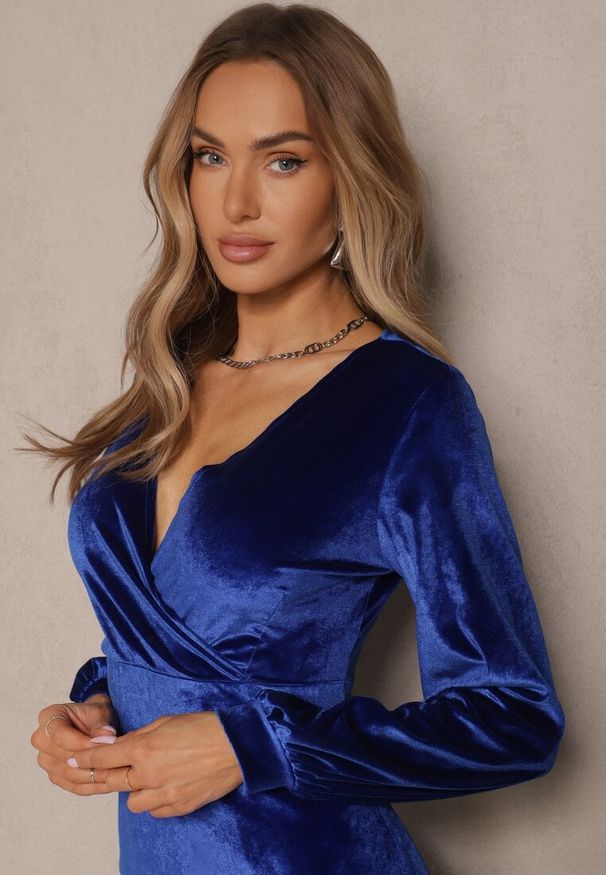 Renee - Niebieska Sukienka z Weluru o Dopasowanym Kroju i Dekolcie w V Wiolette. Okazja: na co dzień, na imprezę. Typ kołnierza: dekolt w kształcie V. Kolor: niebieski. Materiał: welur. Typ sukienki: proste, ołówkowe. Styl: casual, elegancki