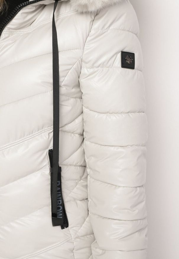 Born2be - Biała Pikowana Kurtka z Kapturem i Futerkiem z Możliwością Odpięcia Elentina. Okazja: do pracy, na co dzień, na spotkanie biznesowe. Typ kołnierza: kaptur. Kolor: biały. Materiał: futro. Styl: casual, biznesowy