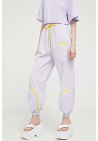 Love Moschino spodnie dresowe kolor fioletowy gładkie. Kolor: fioletowy. Materiał: dresówka. Wzór: gładki #1