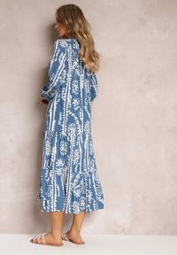 Renee - Niebieska Rozkloszowana Sukienka Midi z Falbanką na Dole i Trójkątnym Dekoltem Kiria. Kolor: niebieski. Wzór: aplikacja. Styl: boho. Długość: midi