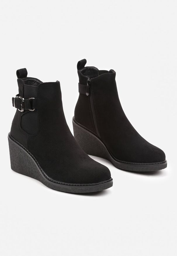 Renee - Czarne Botki Sztyblety na Koturnie z Ozdobną Klamrą Erillia. Okazja: na co dzień, na spotkanie biznesowe. Zapięcie: klamry. Kolor: czarny. Materiał: jeans. Sezon: zima, jesień. Obcas: na koturnie. Styl: biznesowy, casual, elegancki. Wysokość obcasa: średni