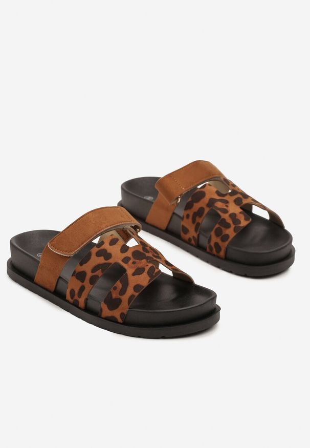 Renee - Panterkowe Klapki z Ekozamszu na Piankowej Podeszwie Zapinane na Rzep Nimiarianna. Okazja: na spacer. Nosek buta: otwarty. Sezon: lato. Obcas: na płaskiej podeszwie. Styl: elegancki