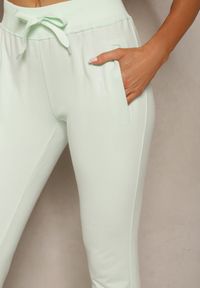 Renee - Miętowe Dresowe Spodnie o Klasycznym Fasonie z Gumką w Pasie Ivemia. Okazja: na co dzień, do pracy, na spotkanie biznesowe. Stan: podwyższony. Kolor: miętowy. Materiał: dresówka. Styl: klasyczny #3