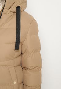 Born2be - Ciemnobeżowa Długa Pikowana Kurtka z Kapturem i Dwustronnym Suwakiem Naorinae. Okazja: na co dzień, do pracy. Typ kołnierza: kaptur. Kolor: beżowy. Materiał: jeans. Długość rękawa: długi rękaw. Długość: długie. Sezon: zima. Styl: casual, elegancki #4