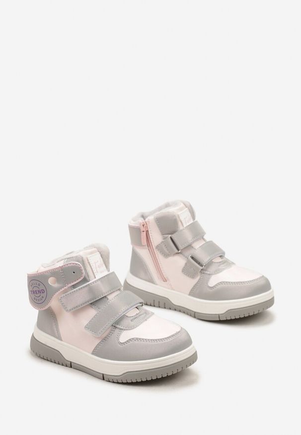 Renee - Srebrne Płaskie Botki Sneakersy z Misiem Devanda. Okazja: na co dzień. Kolor: srebrny. Materiał: jeans. Wzór: kolorowy. Sezon: jesień. Styl: elegancki, casual