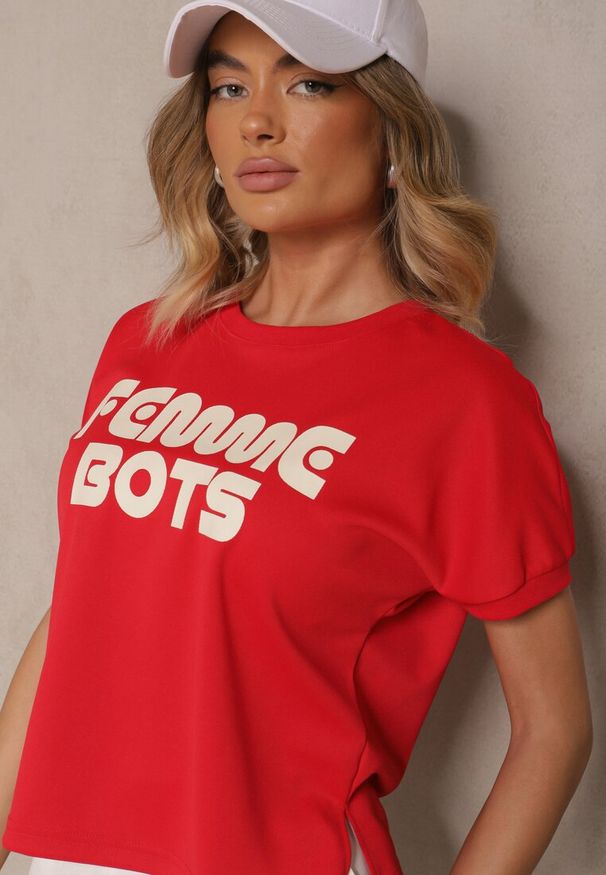 Renee - Czerwony T-shirt z Nadrukiem Napisu Dezerine. Okazja: na co dzień. Kolor: czerwony. Materiał: jeans. Wzór: napisy, nadruk. Styl: klasyczny, casual