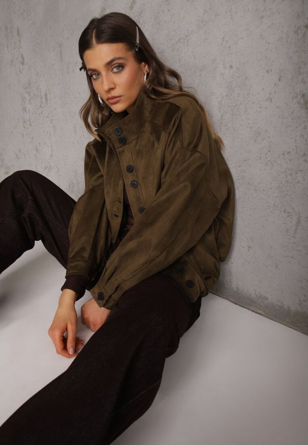 Renee - Ciemnobeżowa Kurtka Bomber Jacket Ozdobiona Guzikami Quilimi. Okazja: na co dzień. Kolor: zielony. Wzór: aplikacja. Styl: casual, elegancki