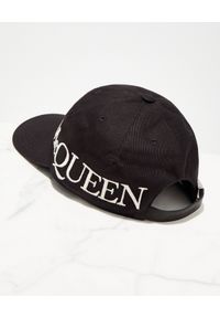 Alexander McQueen - ALEXANDER MCQUEEN - Czarna czapka z logo. Kolor: czarny. Materiał: bawełna. Wzór: haft. Styl: casual #3