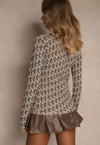 Renee - Biało-Brązowa Bluzka Longsleeve z Bawełny Ozdobiony Literowym Wzorem Javelina. Okazja: na co dzień. Kolor: biały. Materiał: bawełna. Długość rękawa: długi rękaw. Wzór: aplikacja. Styl: klasyczny, casual, elegancki #3