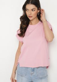 Born2be - Różowy T-shirt z Bawełny Ozdobiony Rozcięciami przy Rękawach Katirna. Okazja: na co dzień. Kolor: różowy. Materiał: bawełna. Wzór: aplikacja. Styl: klasyczny, casual #5
