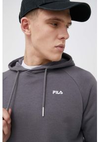 Fila bluza męska kolor szary z kapturem gładka. Typ kołnierza: kaptur. Kolor: szary. Materiał: bawełna, dzianina. Długość rękawa: raglanowy rękaw. Wzór: gładki #4
