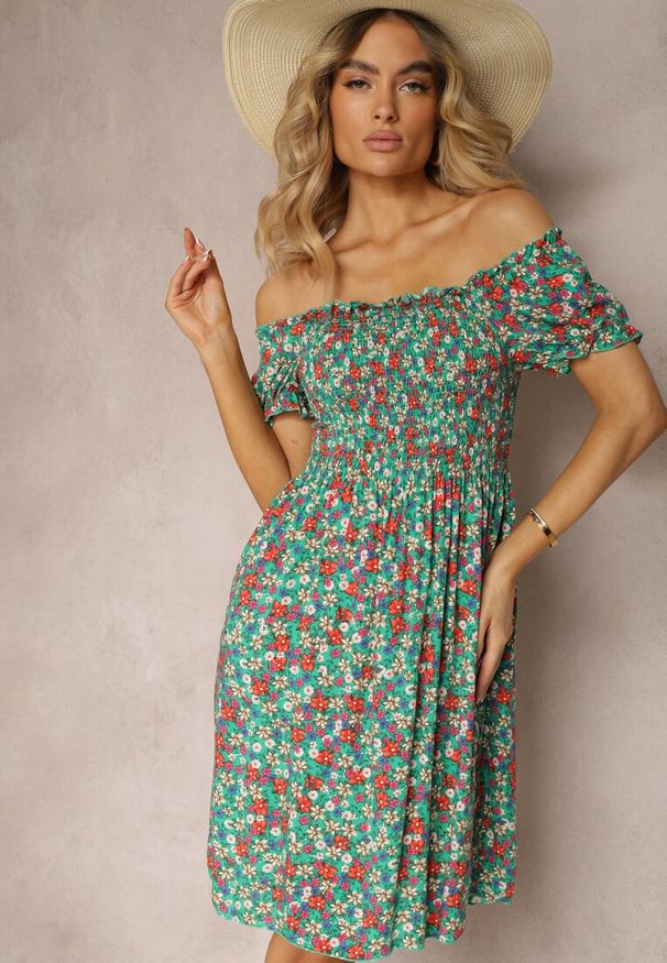Renee - Zielona Hiszpanka Sukienka z Wiskozy w Kwiatowy Wzór z Gumką w Pasie Silemia. Okazja: na co dzień. Typ kołnierza: dekolt hiszpanka. Kolor: zielony. Materiał: wiskoza. Wzór: kwiaty. Typ sukienki: rozkloszowane, proste. Styl: casual, elegancki