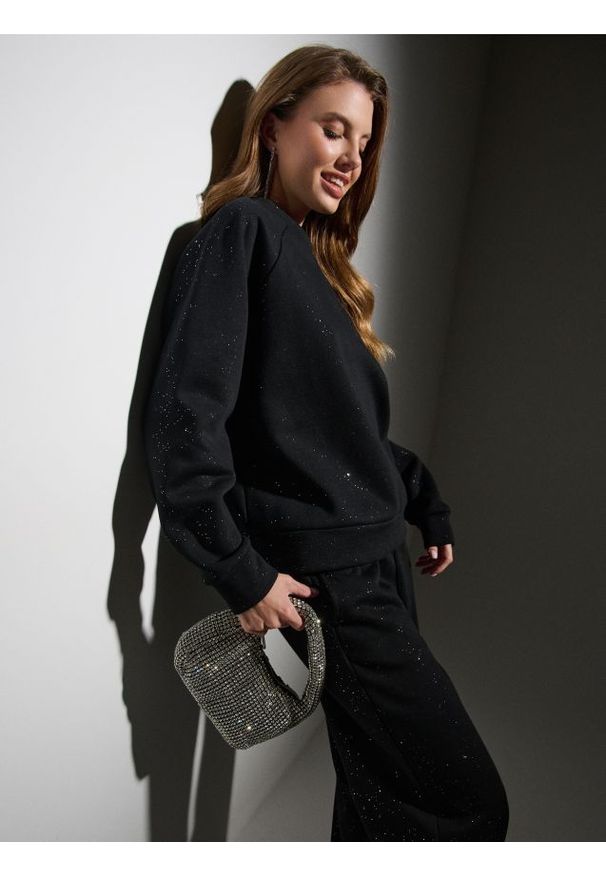 Sinsay - Bluza crewneck z połyskującymi aplikacjami - czarny. Kolor: czarny. Wzór: aplikacja