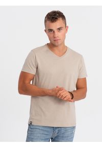 Ombre Clothing - Klasyczna męska koszulka z dekoltem w serek BASIC - piaskowy V5 S1369 - XXL. Typ kołnierza: dekolt w serek. Kolor: szary. Materiał: jeans, bawełna. Długość: krótkie. Styl: klasyczny