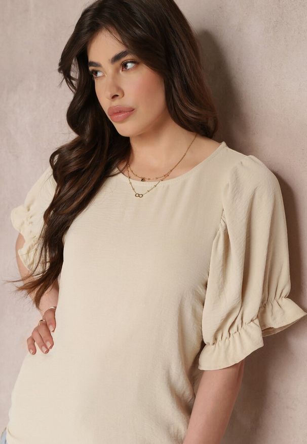 Renee - Beżowa Bluzka z Falbankami na Krótkich Bufiastych Rękawach Janila. Typ kołnierza: kołnierz z falbankami. Kolor: beżowy. Długość: krótkie. Wzór: aplikacja