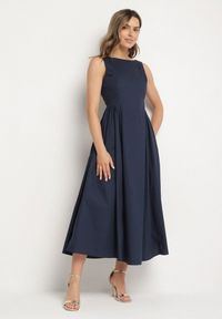 Born2be - Niebieska Sukienka Bawełniana o Rozkloszowanym Fasonie z Dekoltem Łódką i Kieszeniami Elenira. Typ kołnierza: dekolt w łódkę. Kolor: niebieski. Materiał: bawełna. Sezon: lato. Styl: klasyczny #4