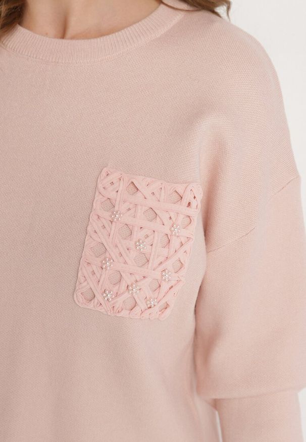 Born2be - Jasnoróżowy Sweter o Pudełkowym Kroju z Ozdobną Kieszonką Seaviraen. Okazja: do pracy, na co dzień. Kolor: różowy. Materiał: jeans. Długość rękawa: długi rękaw. Długość: długie. Styl: casual, elegancki
