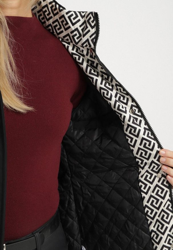 Born2be - Czarna Kurtka Parka z Kapturem z Ozdobną Wyściółką Tiolara. Okazja: na co dzień, na spacer. Typ kołnierza: kaptur. Kolor: czarny. Materiał: jeans. Styl: casual, sportowy