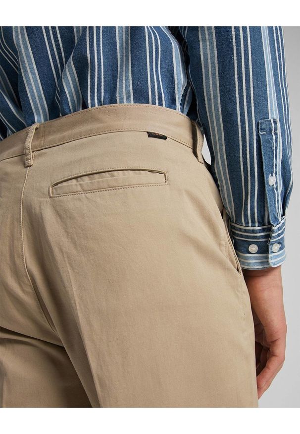 Lee - SPODNIE MĘSKIE LEE TAPERED CHINO SERVICE SAND L70RLD10 112118722